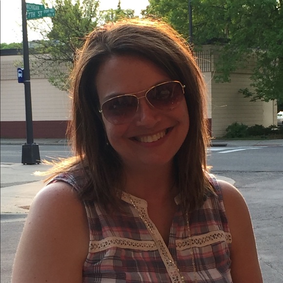 Meet your Posher, Jennifer - Picture 1 of 1